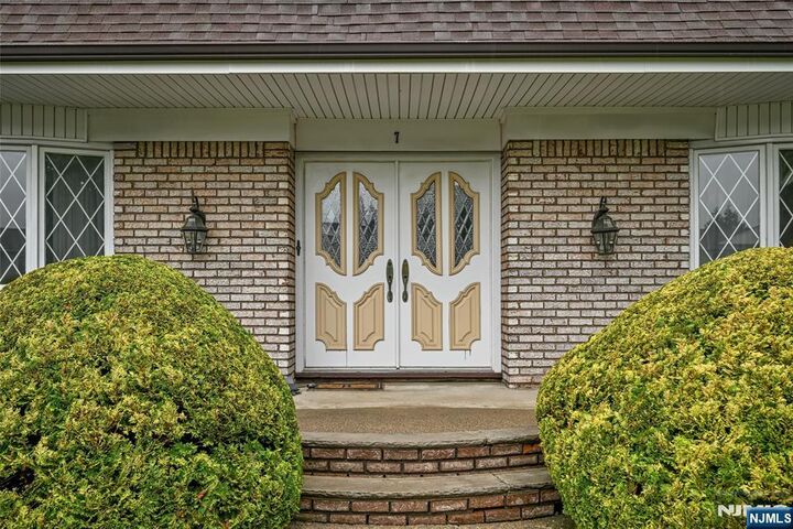 Property Photo:  7 Glendale Lane  NJ 07004 