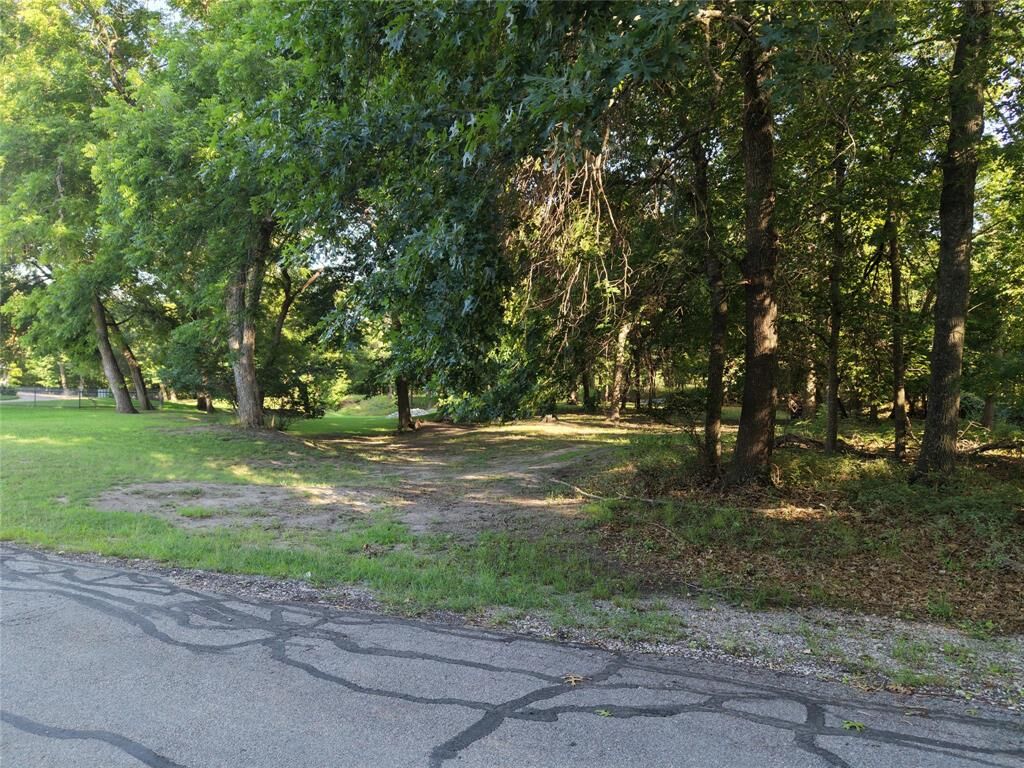 Property Photo:  120 Lariat Court  TX 76020 