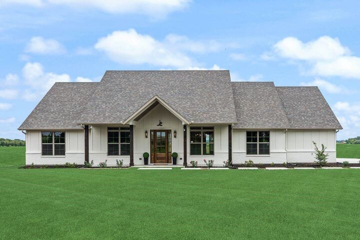 Property Photo: 120 Quail Run Court TX 76234