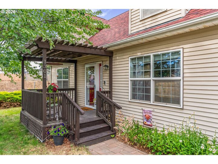 Property Photo: 1301 E 19th St OR 97058