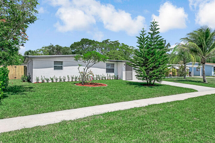 Property Photo: 12063 Acapulco Avenue FL 33410