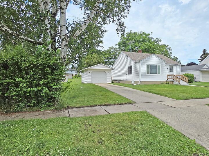 Property Photo:  1404 Center Street  WI 53098 