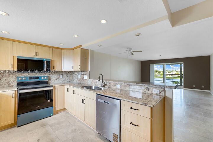 Property Photo: 321 SE 3rd St 408 FL 33004