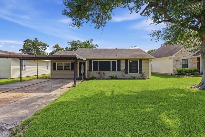 Property Photo:  719 S 9th St  TX 77627 