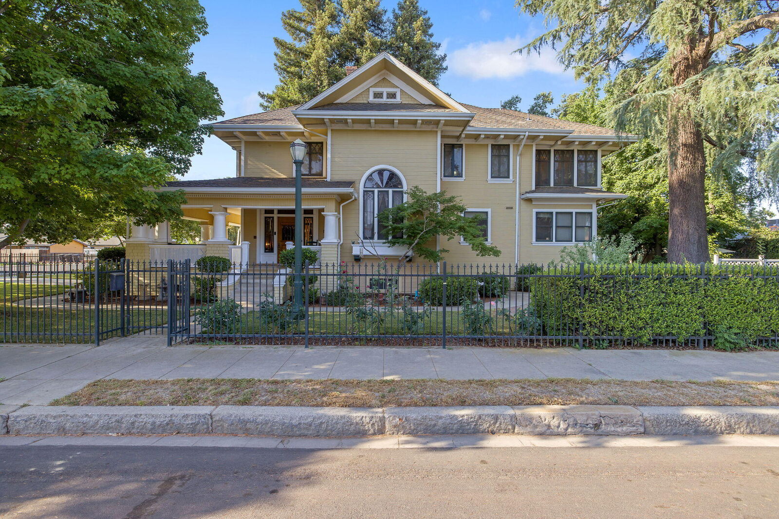 Property Photo:  631 N Encina Street  CA 93291 