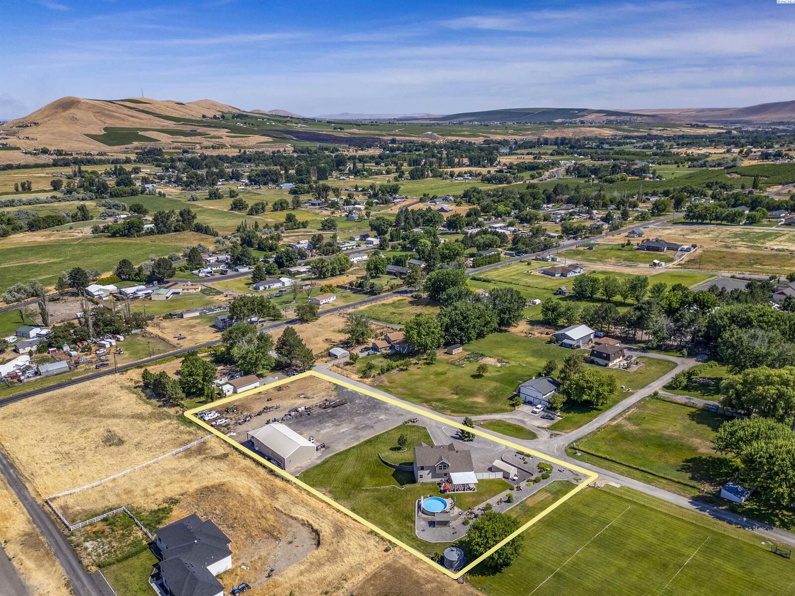 Property Photo:  504 W Wagon Wheel Pr NW  WA 99320 