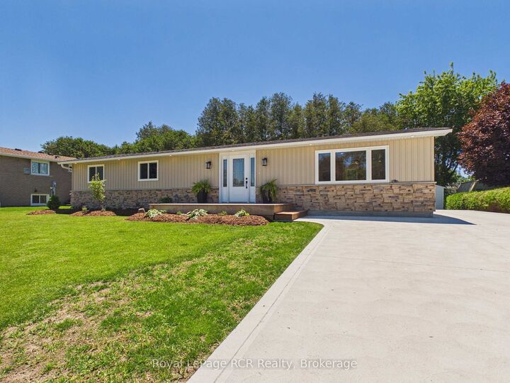 Property Photo:  25 Inverlyn Crescent N  ON N2Z 1H7 