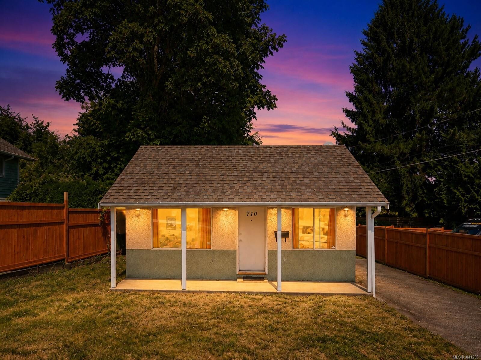 Property Photo: 710 Fitzwilliam St BC V9R 3B6