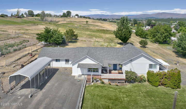 Property Photo: 910 Gromore Rd WA 98908