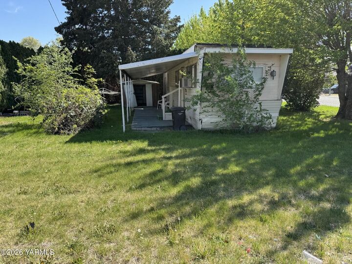Property Photo:  2212 Willow St  WA 98902 