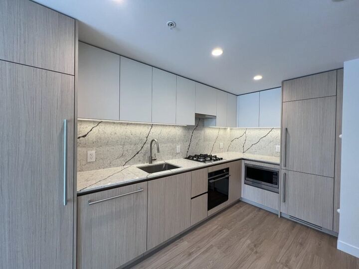 Property Photo:  2135 Springer Avenue 401  BC V5B 0C1 