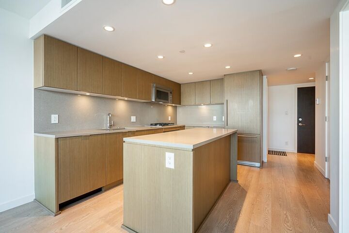 Property Photo: 125 E 14th Street 306 BC V7L 0E6