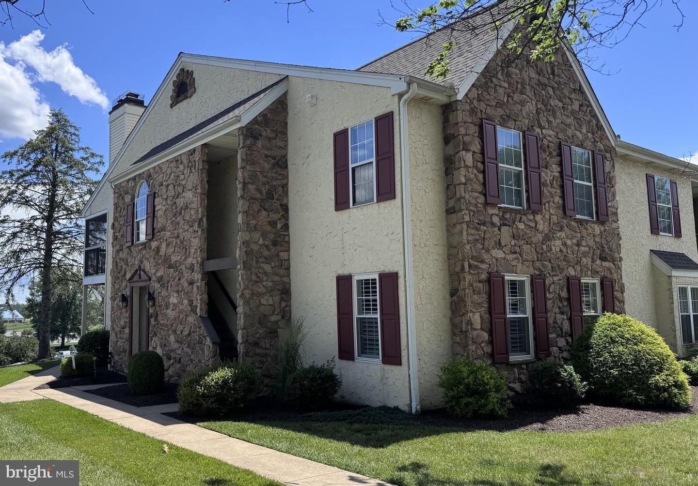 Property Photo:  202 Oak Knoll Circle  PA 17551 