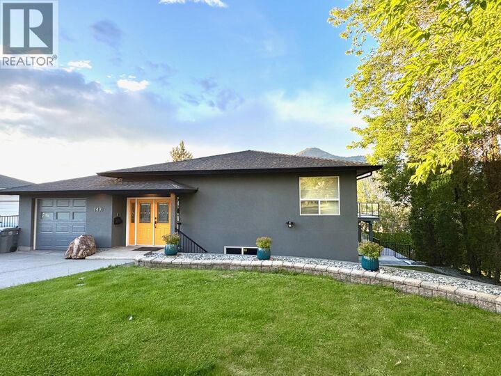 1491 Pine Crescent — photo 1