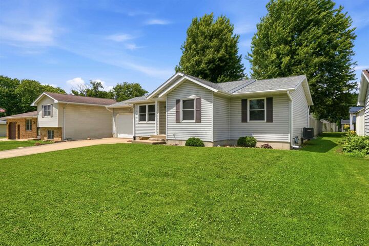 Property Photo:  405 NW 2nd Avenue  IA 52046 