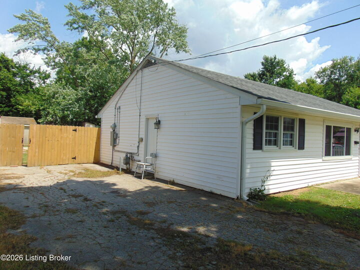Property Photo: 7009 Rainbow Dr KY 40272