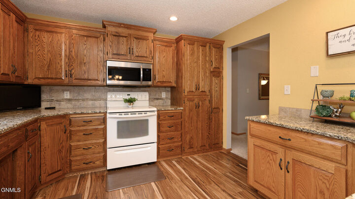 Property Photo:  712 16th Avenue NW  ND 58554 