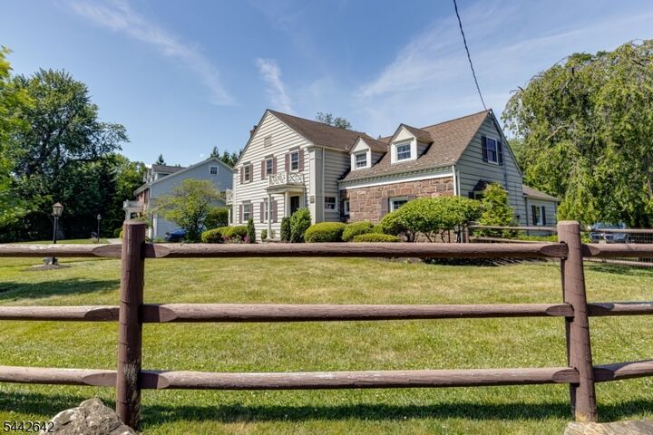 Property Photo:  537 Wychwood Rd  NJ 07090 