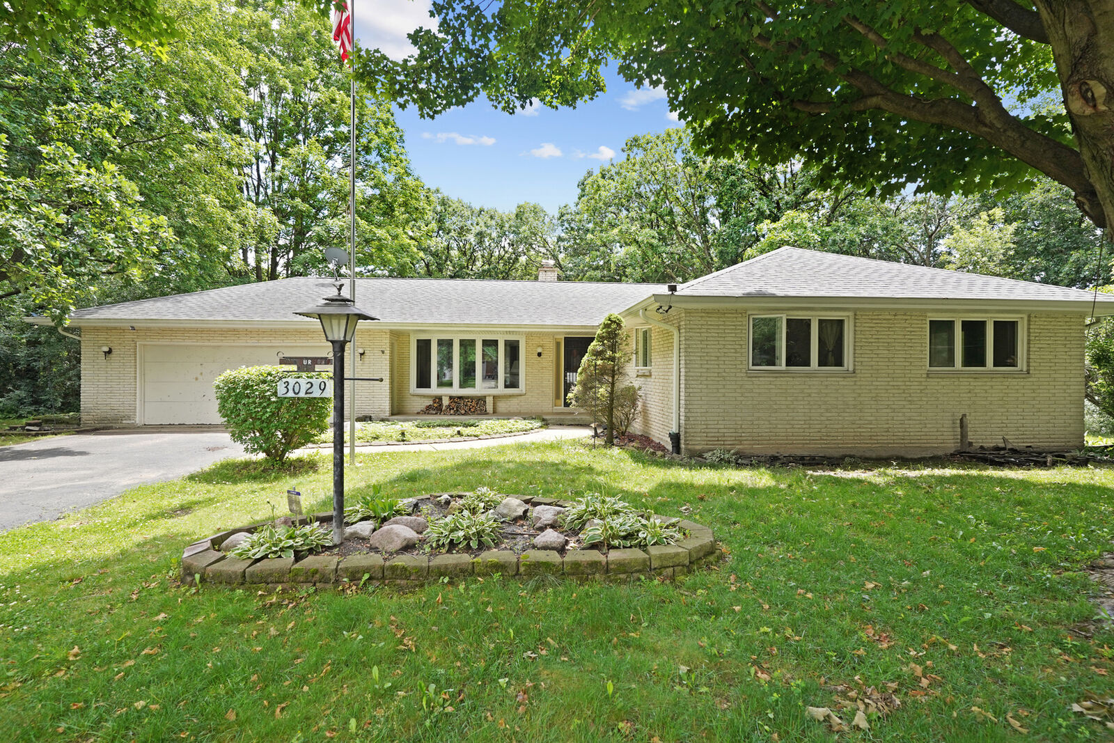 Property Photo: 3029 W Vermont Avenue IL 60087