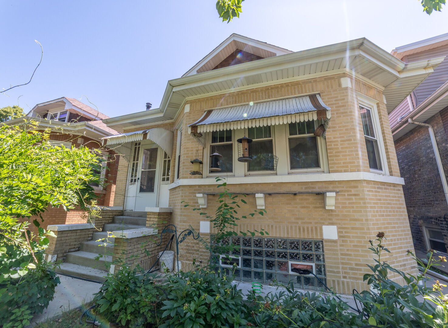Property Photo: 2849 N Luna Avenue IL 60641