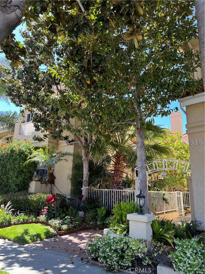 Property Photo: 301 Diamond B CA 90277