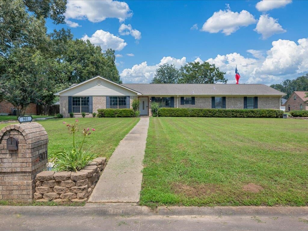 Property Photo:  901 Dogwood  TX 75941 