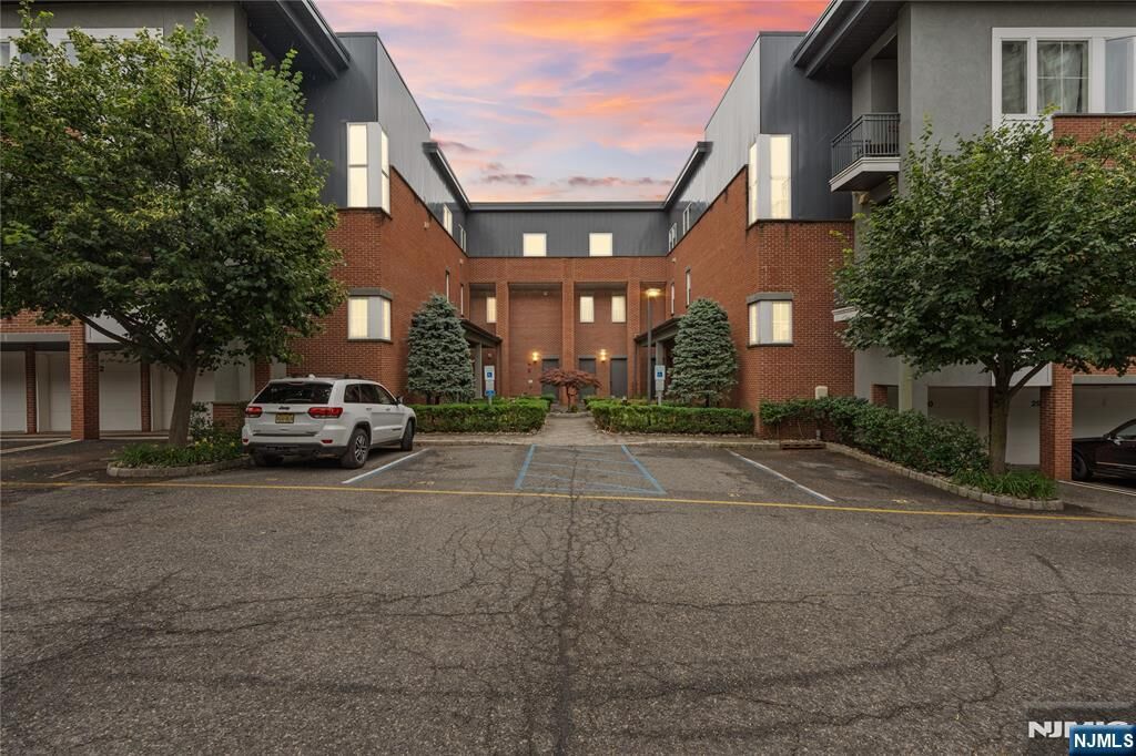 Property Photo:  1600 Kaufer Lane 3  NJ 07024 