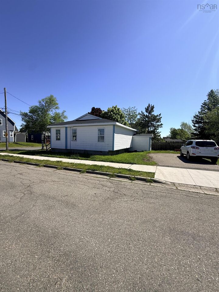 Property Photo:  B1n2h3 100-102 Henry Street Street  NS B1N 2H3 