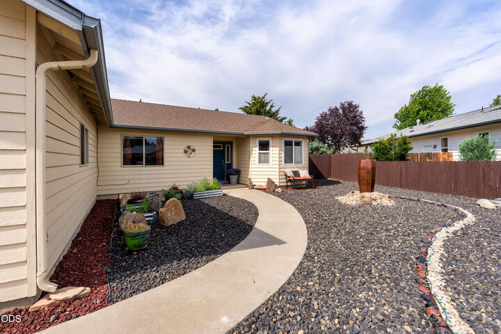 Property Photo:  710 NW 21st Court  OR 97756 