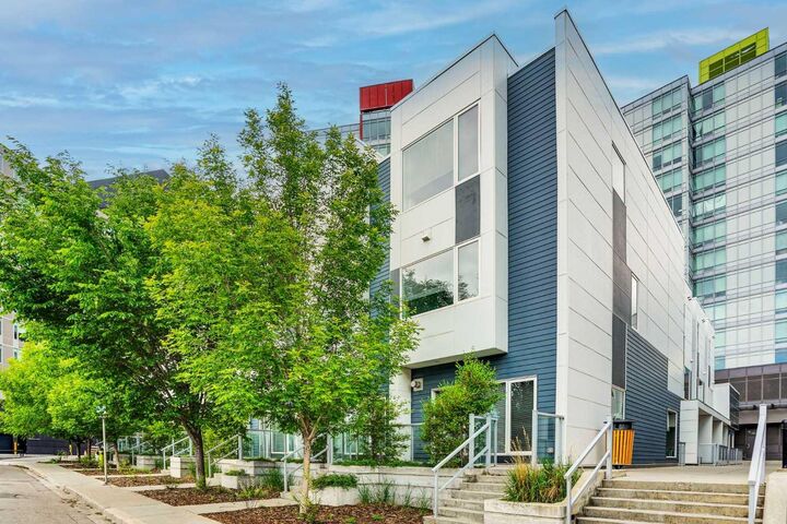 20 Brentwood Common NW 207 — photo 1