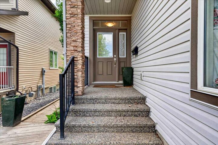 Property Photo:  60 Sherwood Crescent NW  AB T3R 0G2 
