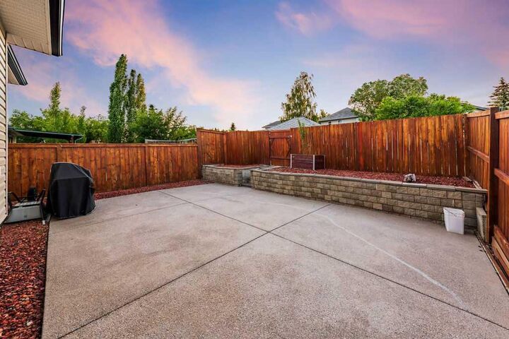 Property Photo: 2016 Country Hills Circle NW AB T3K 4Z2