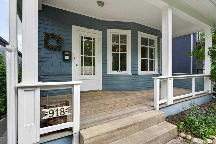 Property Photo:  918 18 Avenue SE  AB T2G 1L3 