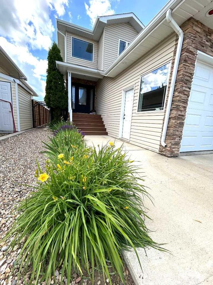Property Photo: 938 Manor Place SE AB T0J 2P0