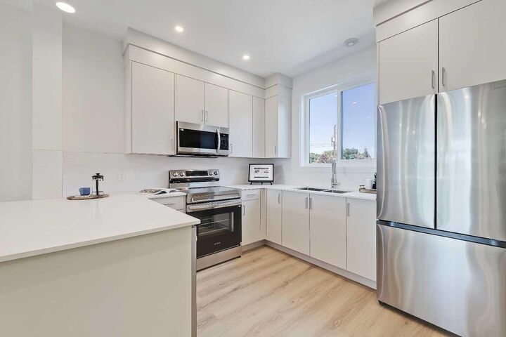 Property Photo: 828 8 Avenue NE 7 AB T2E 9E2