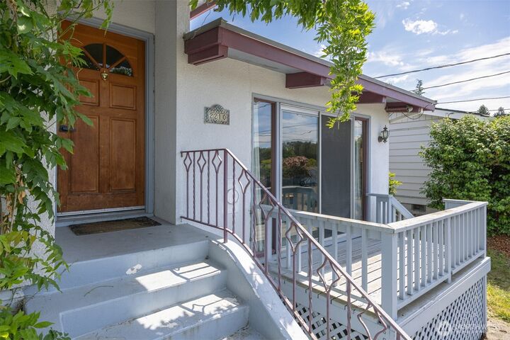 Property Photo:  2210  Huron Street  WA 98229 