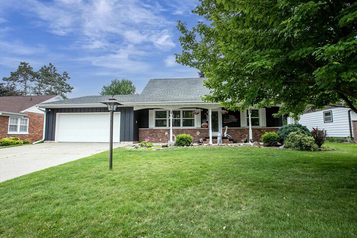 Property Photo:  430 Fairview Way  WI 54166 