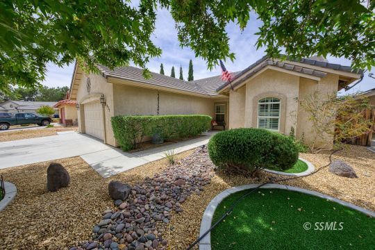 Property Photo: 637 Pinon Ct CA 93555