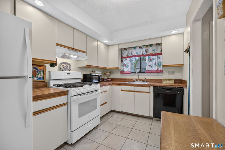 Property Photo:  30 Brockton Court 30  CT 06403 