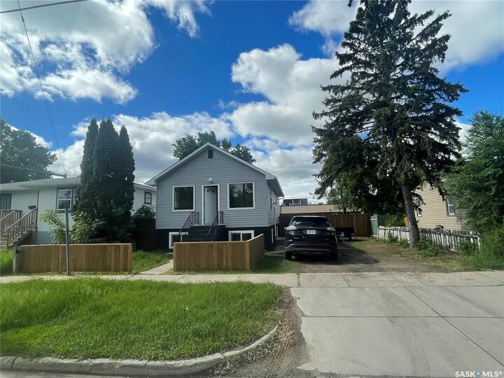 Property Photo:  911 23rd Street  SK S7L 0A5 
