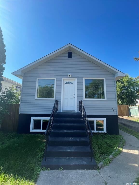 Property Photo:  911 23rd Street  SK S7L 0A5 
