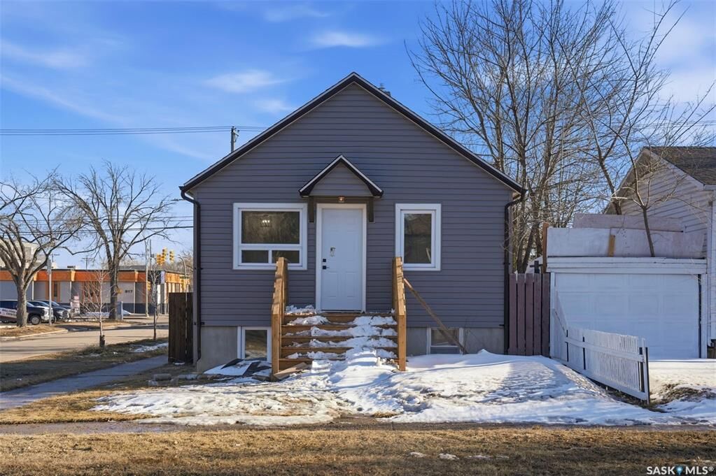 Property Photo:  1001 23rd Street W  SK S7L 0A6 