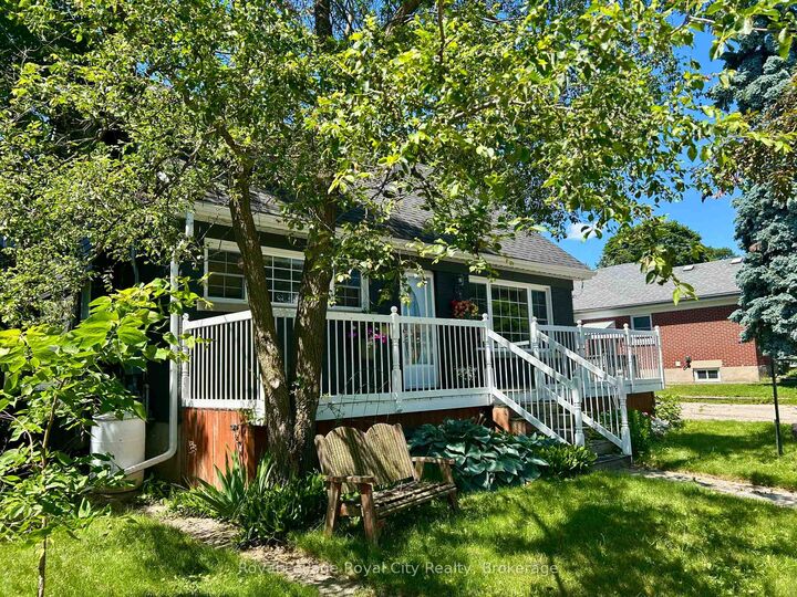 8 Rosewood Avenue — photo 1