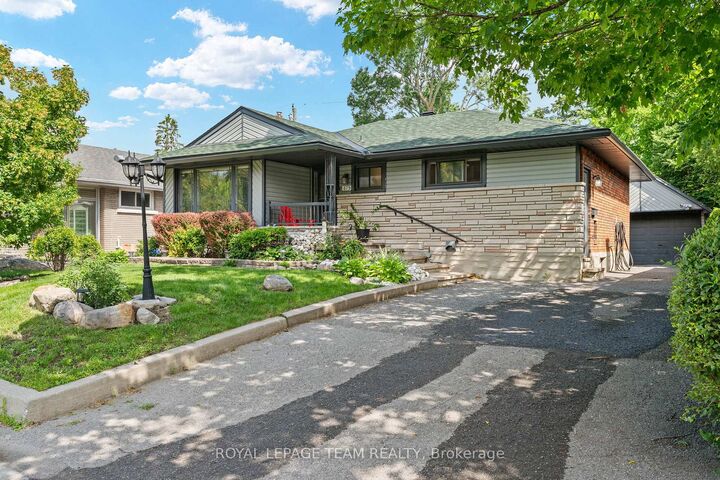 Property Photo:  879 Pleasant Park Road  ON K1G 1Z1 