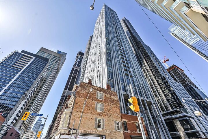 Property Photo:  1 Yorkville Avenue 3208  ON M4W 0B1 