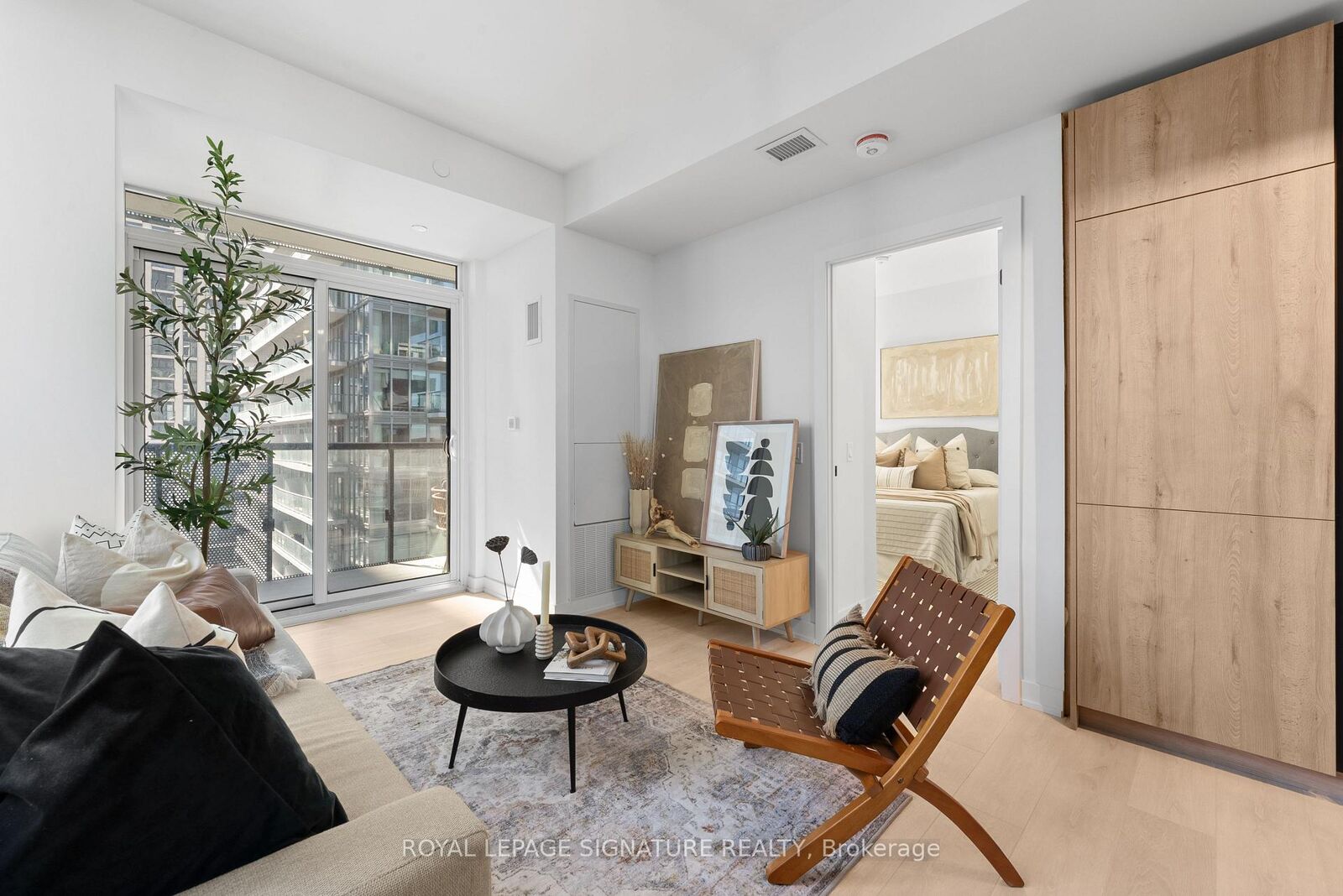 Property Photo: 117 Broadway Avenue 2502 ON M4P 1V3