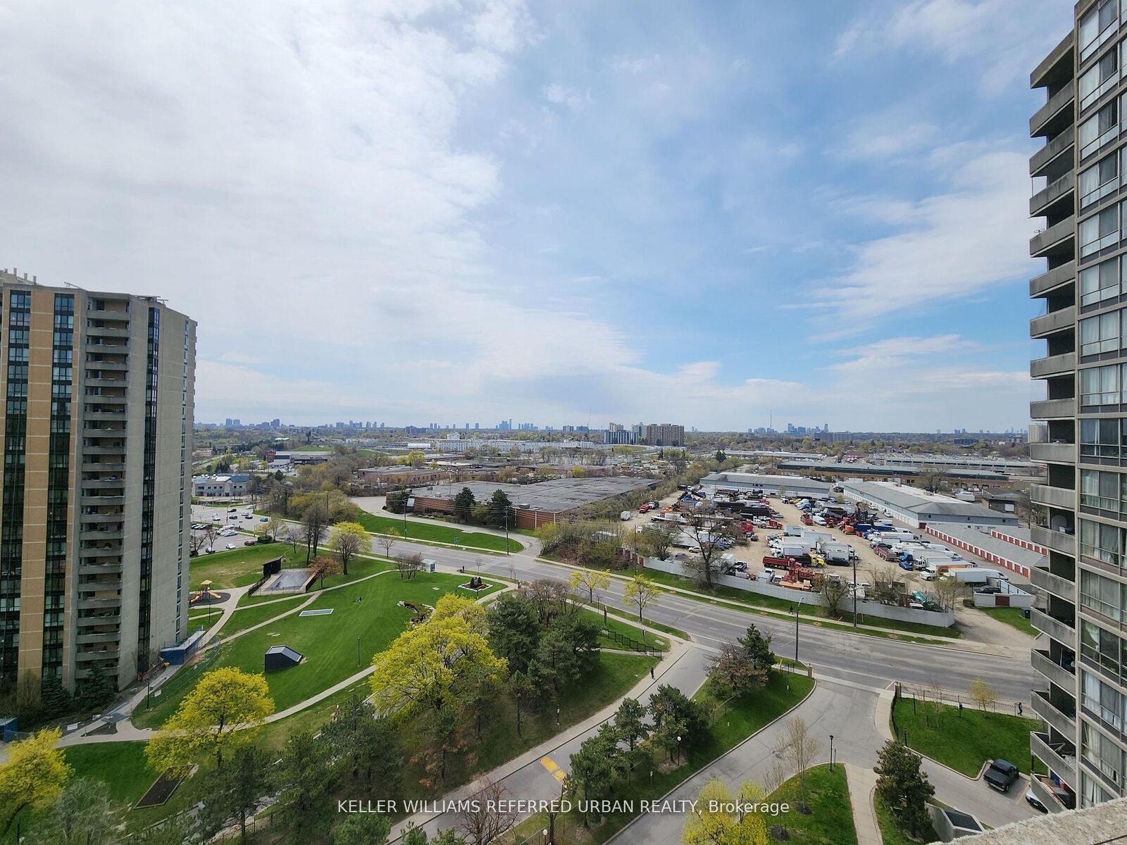 Property Photo:  10 Martha Eaton Way 1609  ON M6M 5B3 