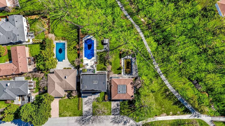 Property Photo: 33 Thorny Brae Drive ON L3T 3G5