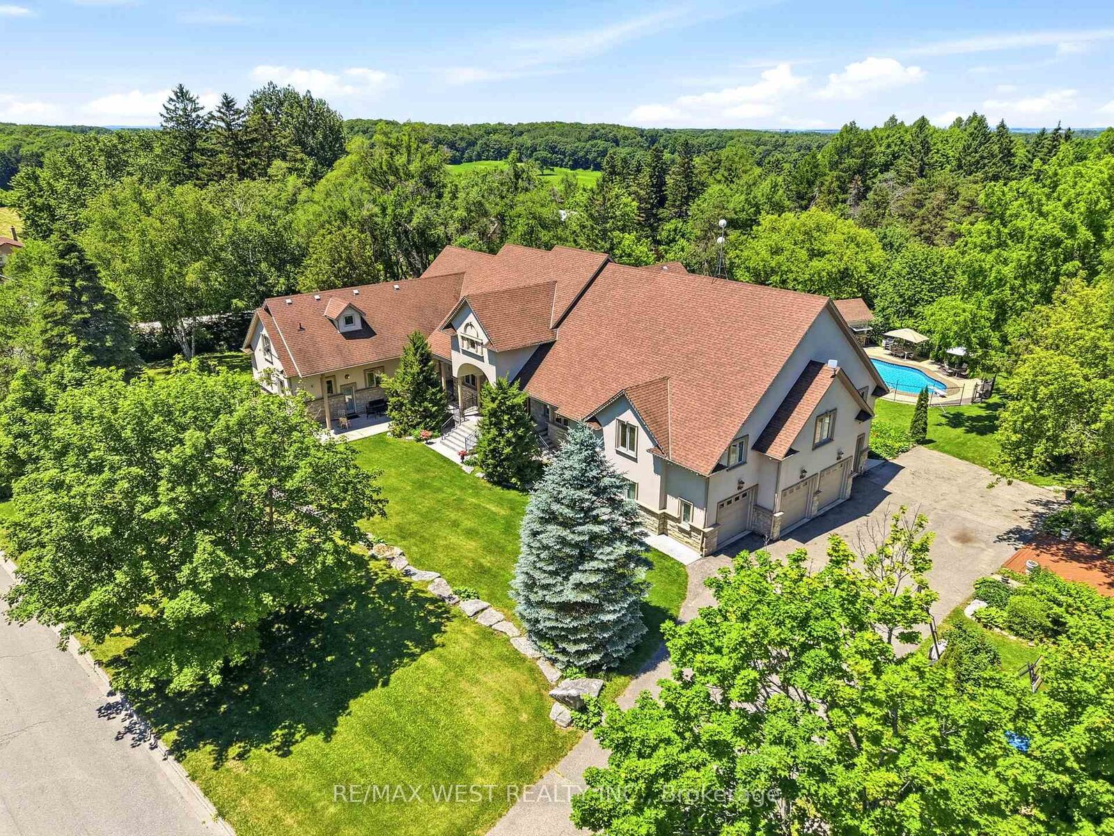Property Photo: 2 Kingswood Drive ON L7B 1K8