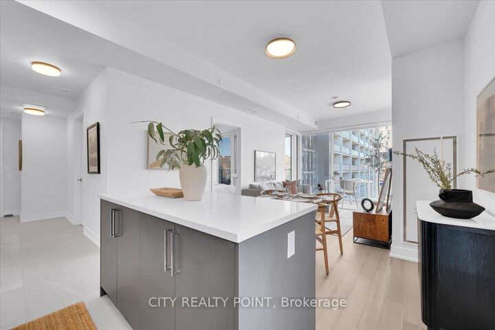 Property Photo:  664 Spadina Avenue 805  ON M5S 2H7 